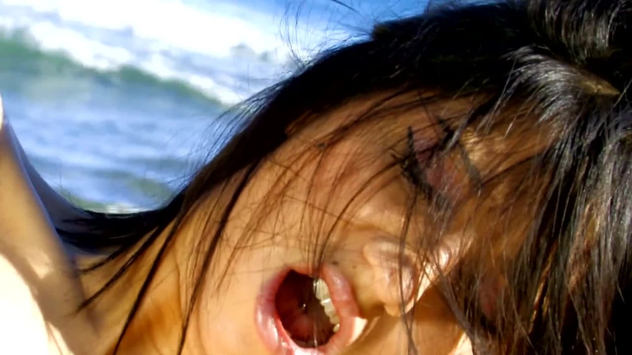 Julia de Lucia baise à la plage
