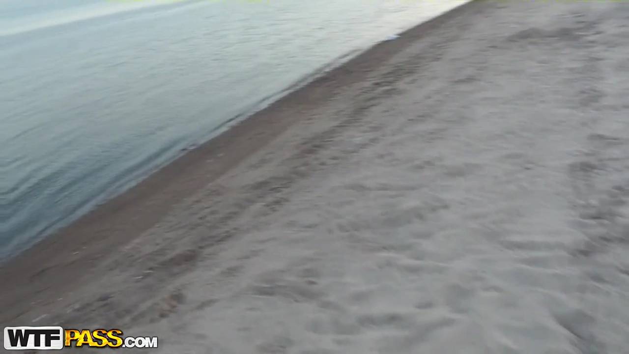 Jolie fille en résille baise à la plage