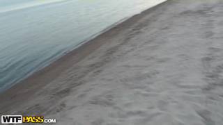 Jolie fille en résille baise à la plage
