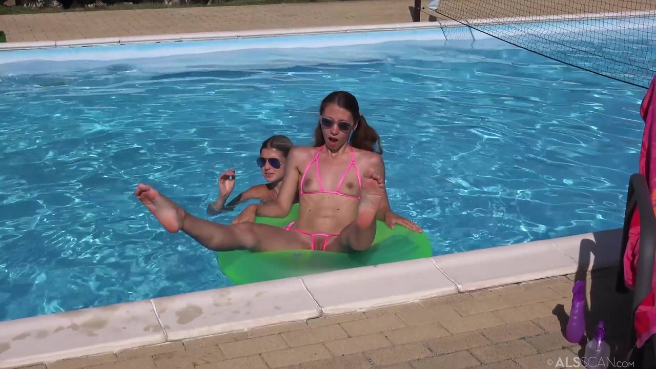 Gina Gerson rejoint Stefanie Moon à la piscine