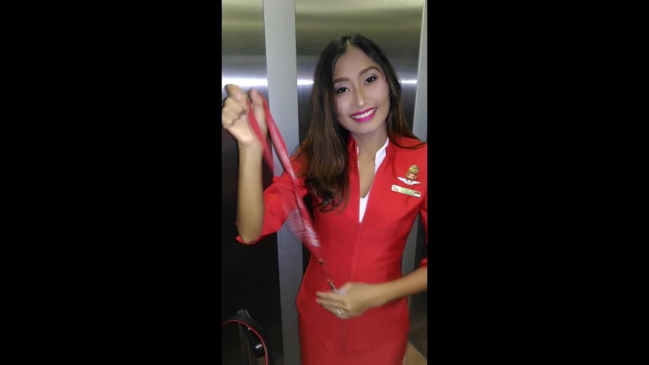 Hôtesse de l'air thai suce un passager