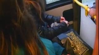 Un pervers frotte sa bite sur une belle universitaire dans le bus