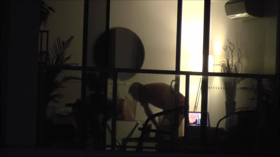 Une blonde en string filmée par la fenêtre de sa chambre d'hôtel