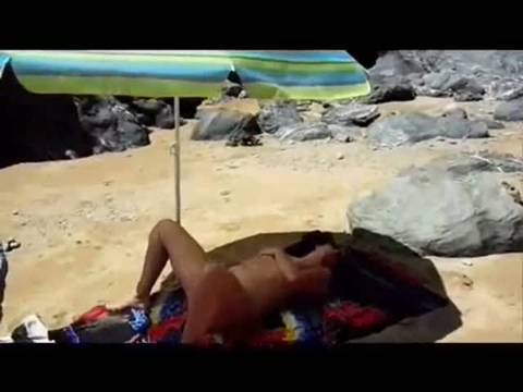 Mature en chaleur se masturbe sur la plage