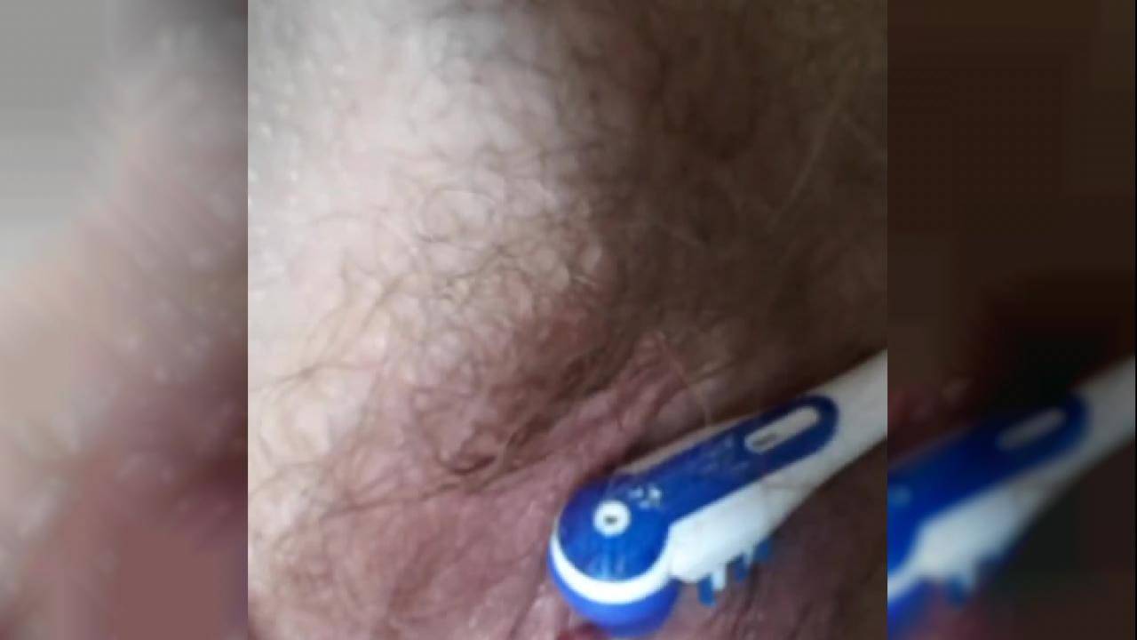 Elle se masturbe à l'aide d'une brosse à dents électrique sur le clitoris