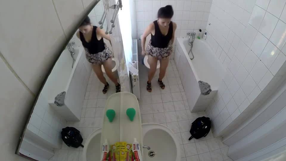 Caméra voyeur dans une salle de bain