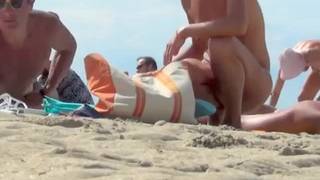 Caméra cachée sur une plage nudiste bondée de monde