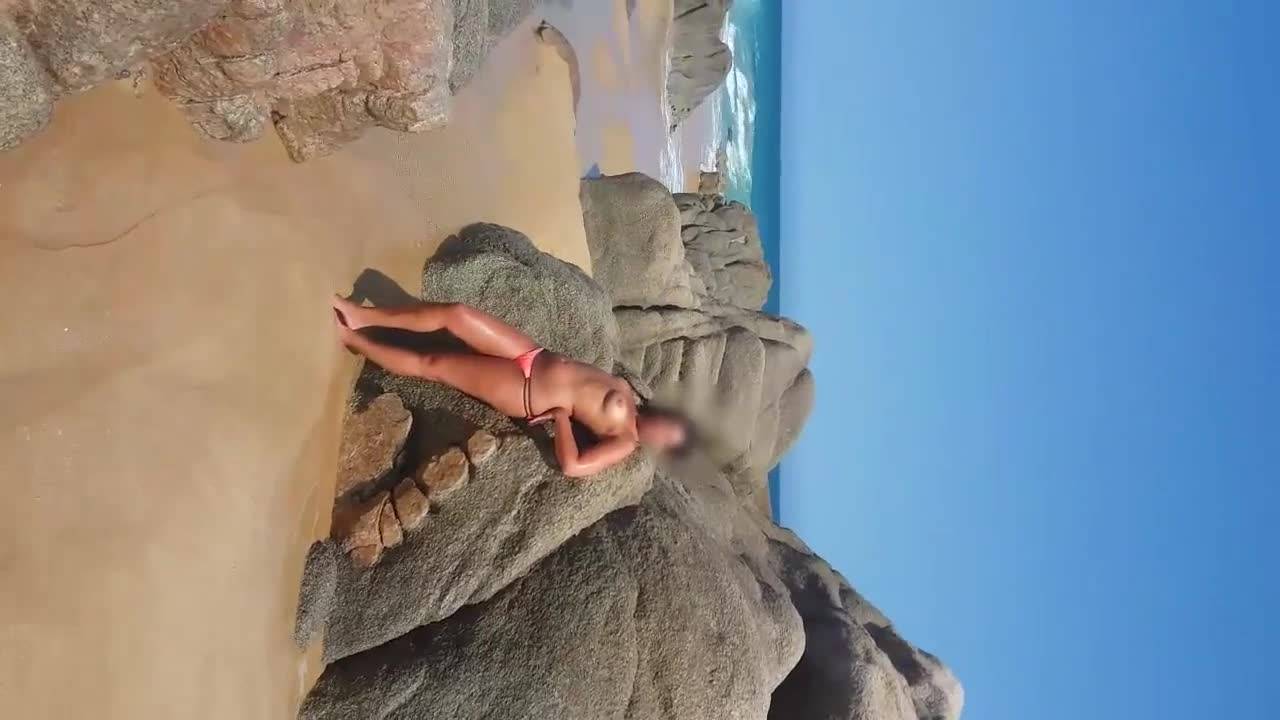 Une femme s'exhibe sur une plage en Bretagne