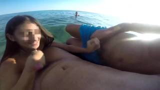 Deux mecs se font sucer sur leur matelas de plage