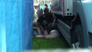 Baise derrière un camion lors d'un concert de rock en plein air