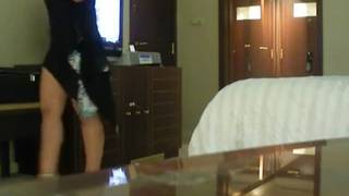 Une salope sexy allume un employé de l'hôtel