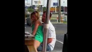Il doigte sa femme en terrasse d'un fast food