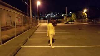 Asiatique nue sur un parking de nuit