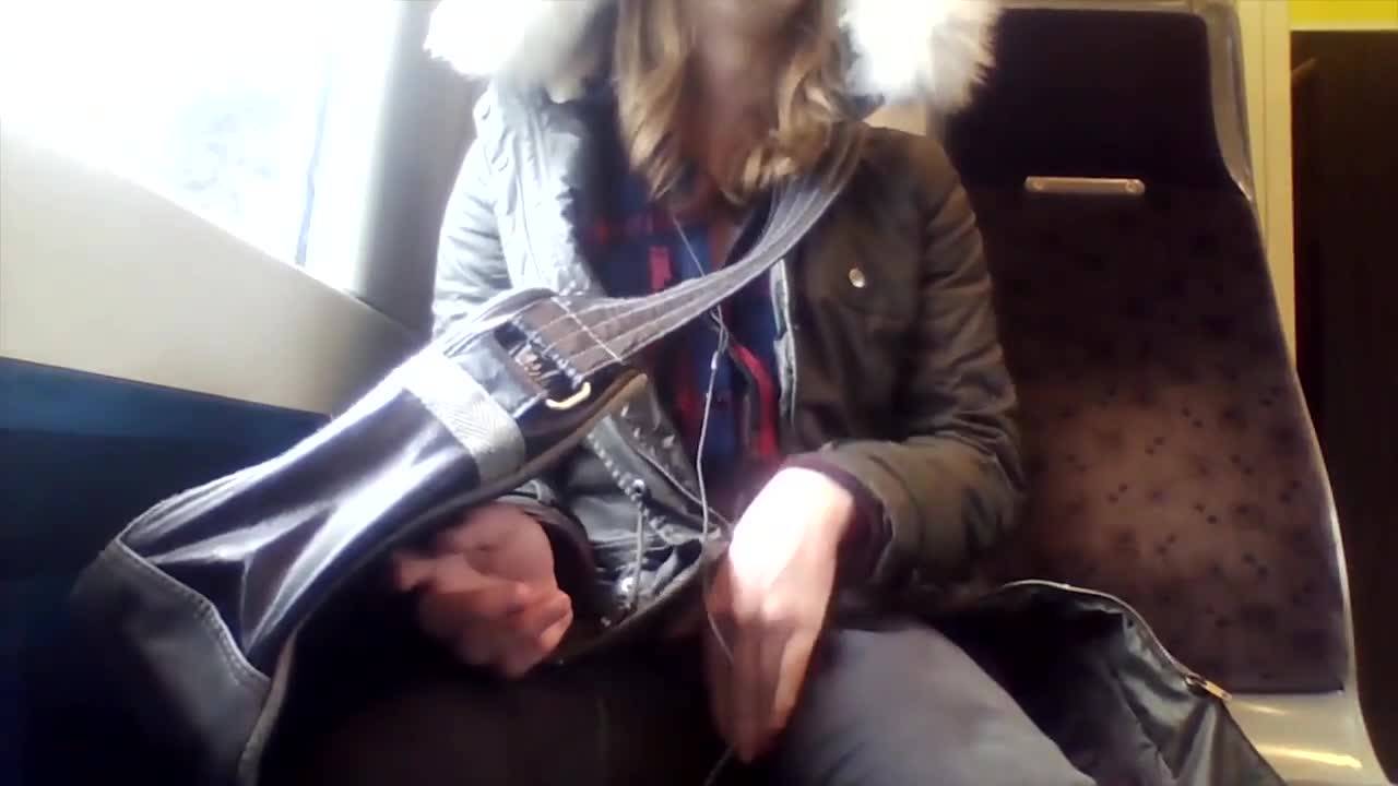 Jeune trans amateur se masturbe dans un train