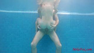 Un mec baise des nanas dans la piscine