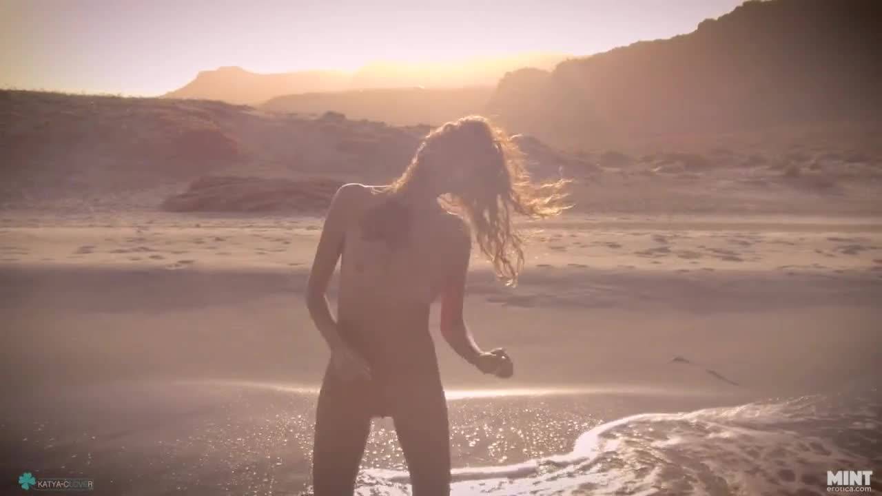 Katya Clover nue sur la plage avec une belle copine