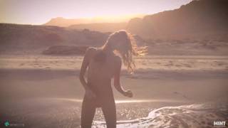 Katya Clover nue sur la plage avec une belle copine