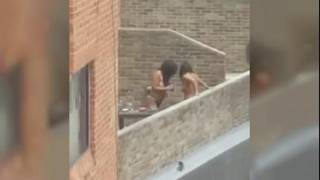 Il filme ses voisines lesbiennes sur leur balcon