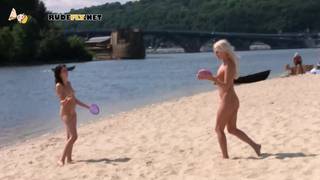 Deux filles russes nues s'amusent à la plage