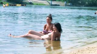 Deux jeunes femmes nues sur une plage de Croatie